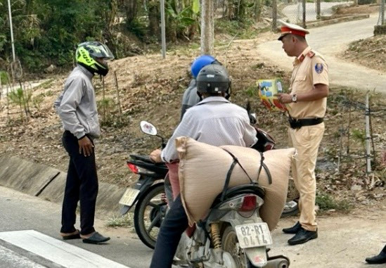 Những tờ rơi tuyên truyền ATGT tới tay người dân, du khách