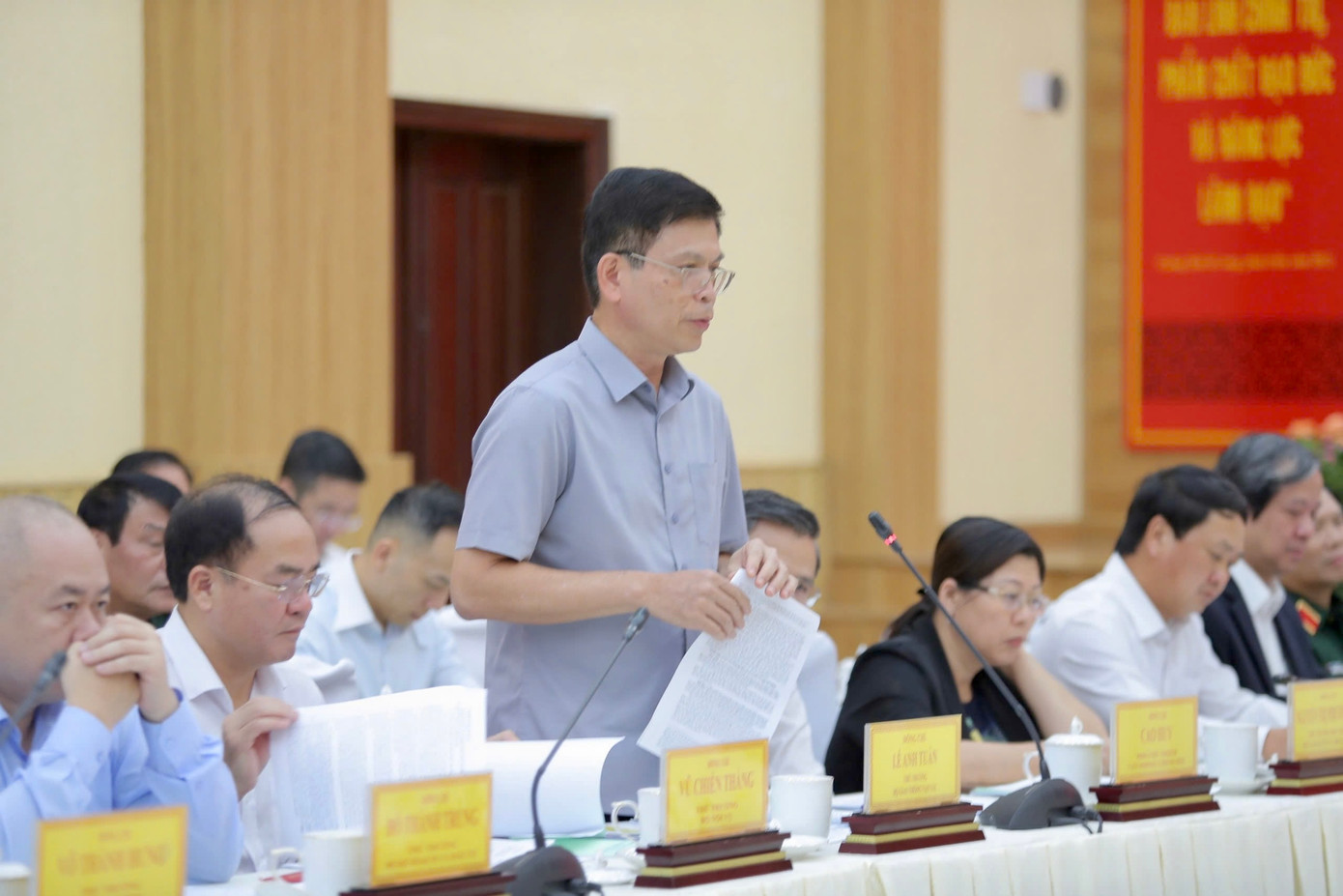 Thứ trưởng Bộ Giao thông vận tải Lê Anh Tuấn thảo luận tại buổi làm việc