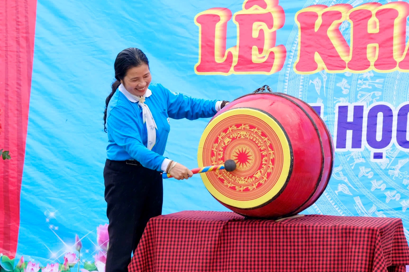 Chủ tịch Hội Liên hiệp Phụ nữ tỉnh Lâm Đồng đánh hồi trống khai giảng năm học mới