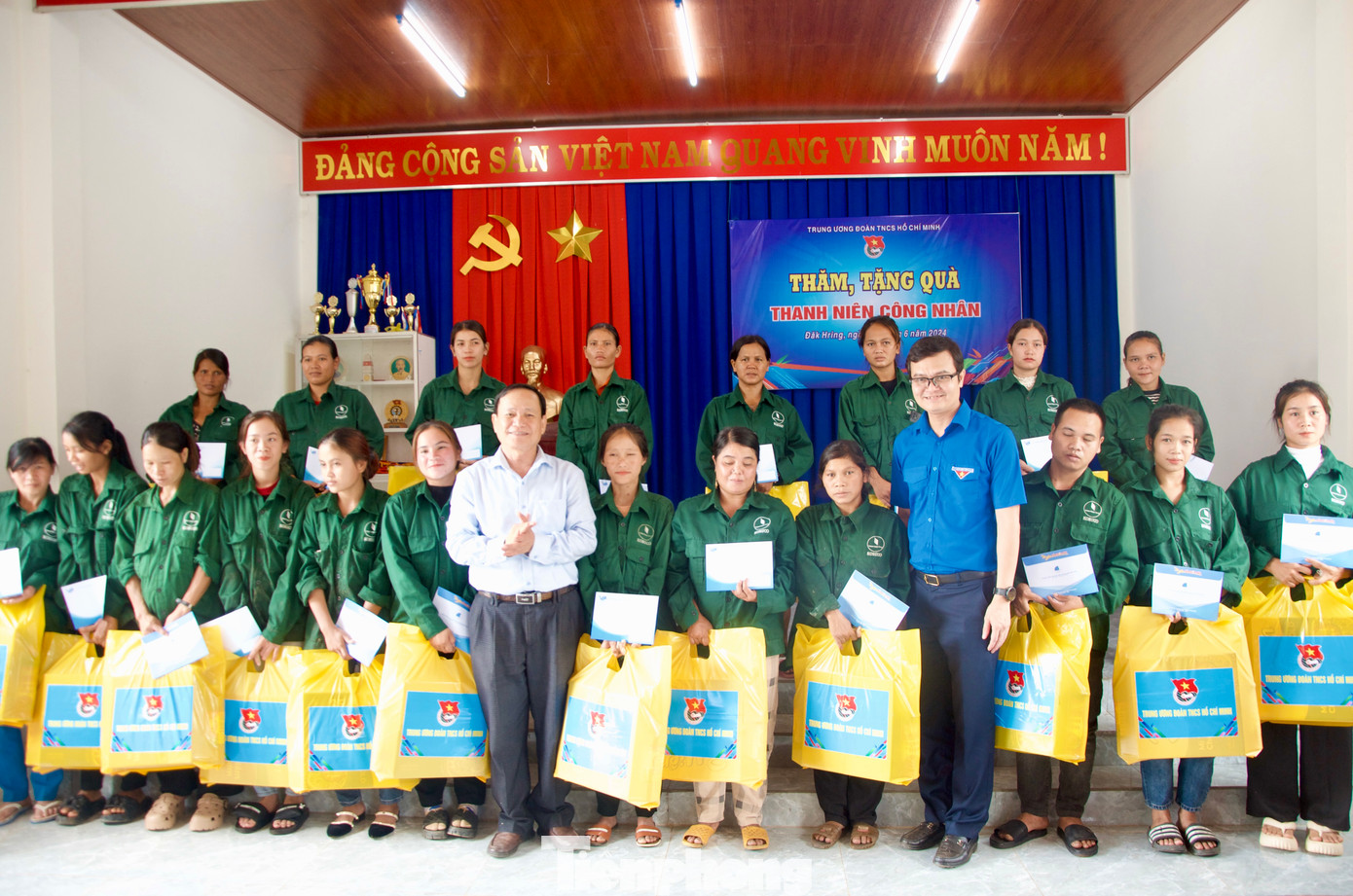 Sáng cùng ngày, đoàn công tác của T.Ư Đoàn đã tới thăm, làm việc tại Nông trường cao su xã Đăk Hring, thuộc Cty TNHH MTV cao su Kon Tum (Tập đoàn công nghiệp cao su Việt Nam).