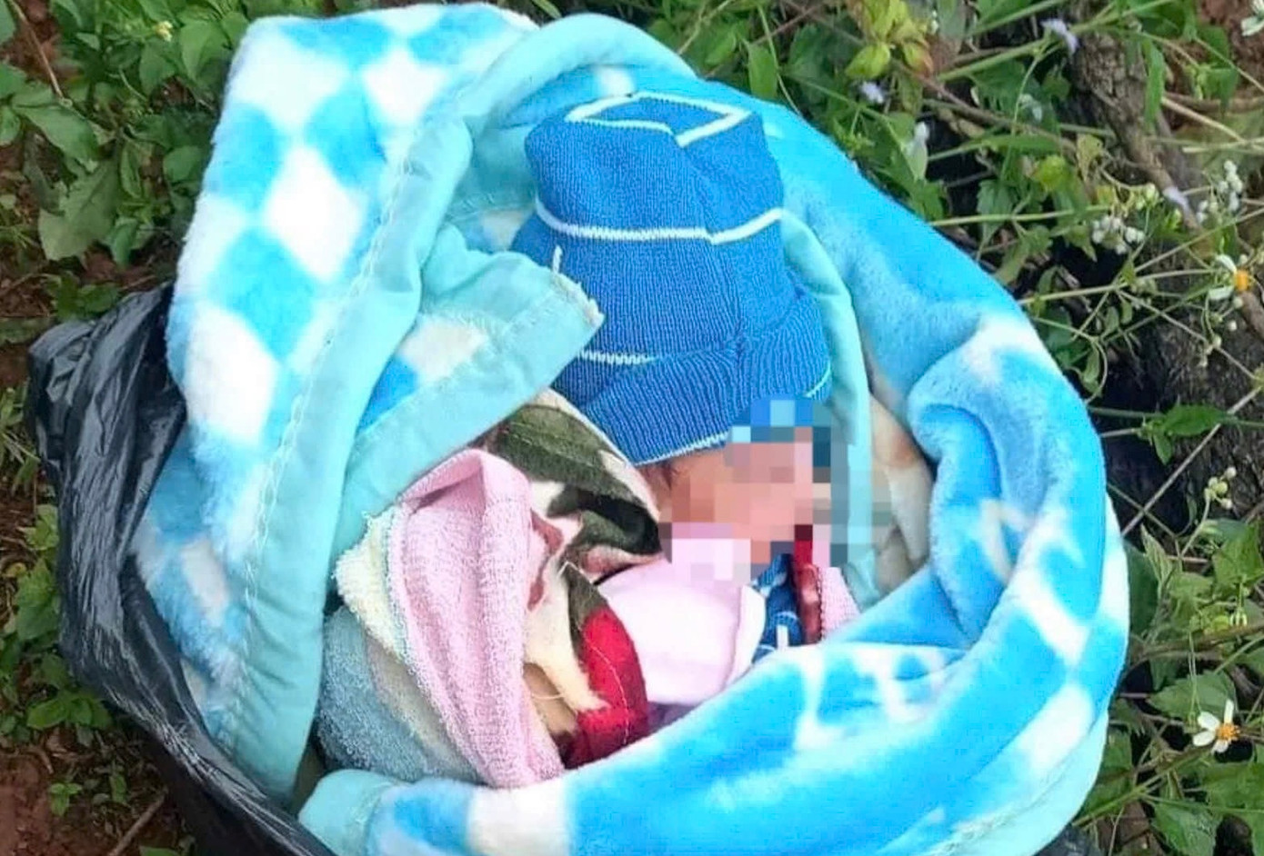 Bé trai sơ sinh trong chiếc chăn nhung