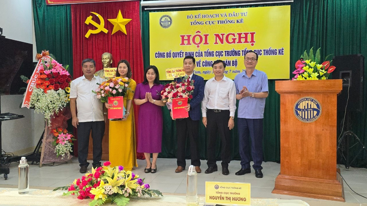 Tổng Cục trưởng Tổng cục Thống kê trao Quyết định về công tác cán bộ