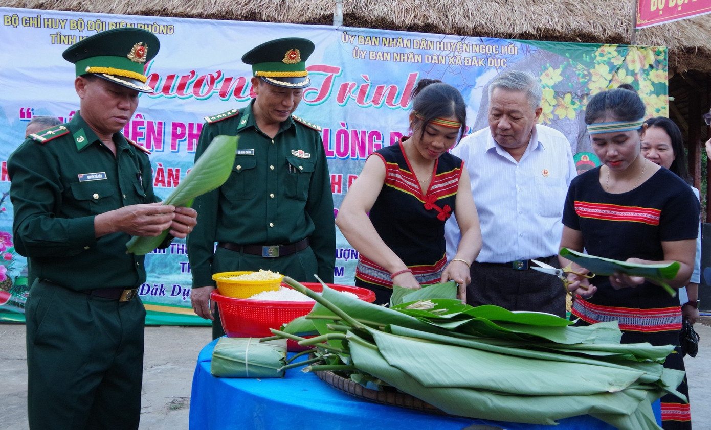 Lực lượng Biên phòng cùng người dân tham gia các hoạt động giao lưu gói bánh chưng.
