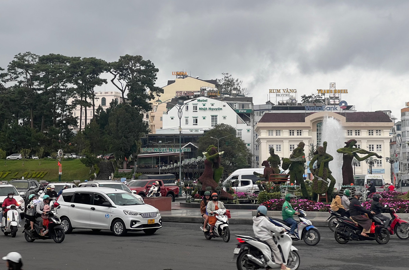 Khu vực vòng xuyến trước chợ đêm Đà Lạt tuy nhộn nhịp hơn ngày thường nhưng chưa xảy ra tình trạng ùn tắc.
