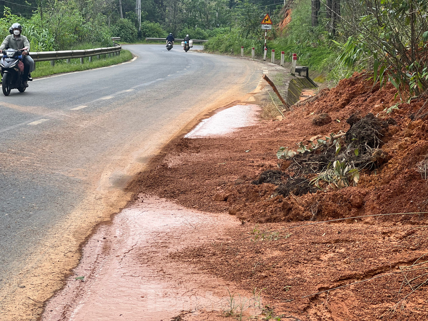 Tại một điểm sạt lở khác cũng xuất hiện tình trạng đất đồi trôi xuống mặt đường. Tuy nhiên điểm này vẫn chưa được lực lượng chức năng căng dây cảnh báo.