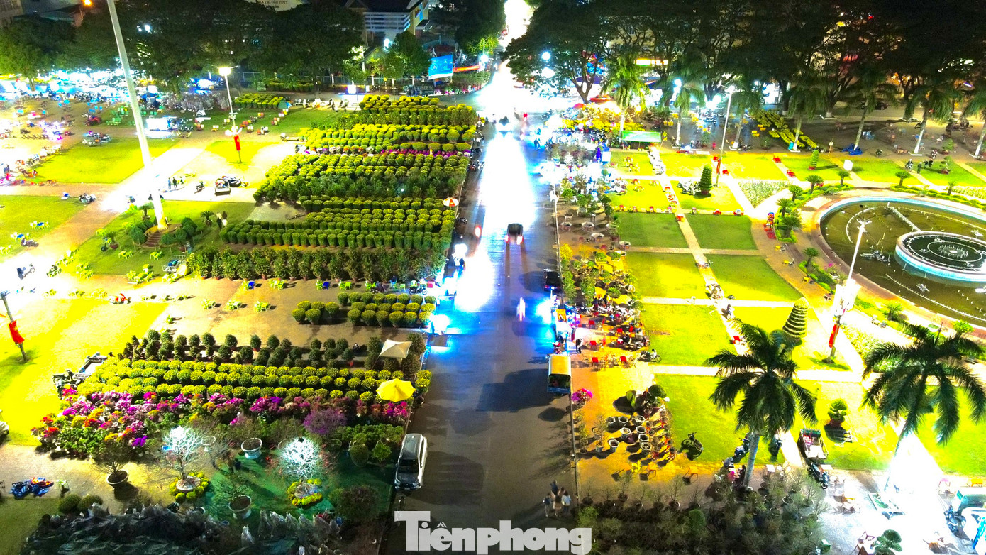 Ghi nhận ngày 30/1 (20 tháng Chạp), nhìn từ trên cao chợ hoa khu vực Quảng trường 10-3 (TP Buôn Ma Thuột, Đắk Lắk) bày bán đủ các loại hoa, cây cảnh phục vụ Tết.