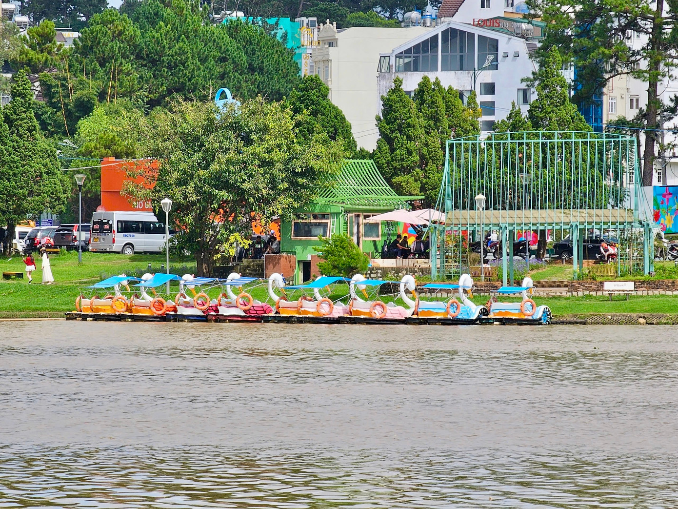 Ông Nguyễn Đức Thuần - Trưởng phòng Kế hoạch kỹ thuật kinh doanh, Công ty CP dịch vụ Đô thị Đà Lạt cho biết, các đơn vị kinh doanh trên mặt hồ Xuân Hương đã nộp hồ sơ xin cấp phép cho hoạt động kinh doanh này.