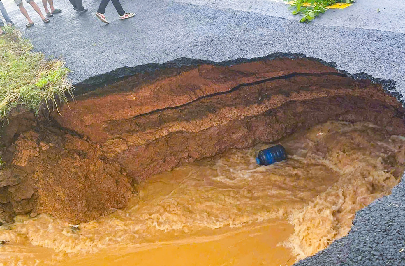 Do nước chảy xiết nên phía âm lòng đường bị xói mòn hàm ếch Do nước chảy xiết nên phía âm lòng đường bị xói mòn hàm ếch