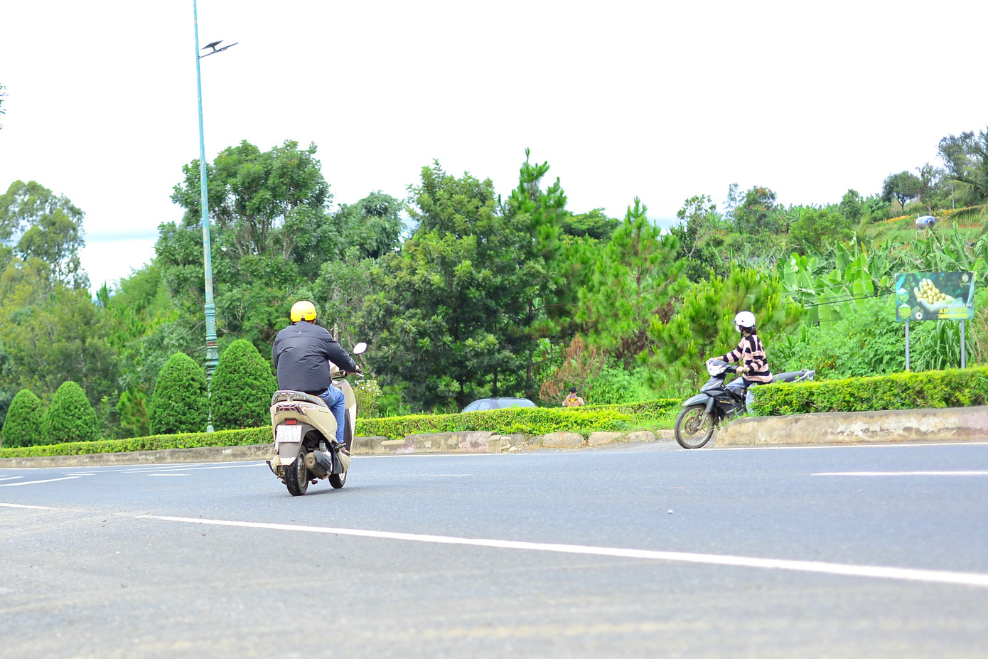 Người dân bất chấp nguy hiểm băng qua đường.