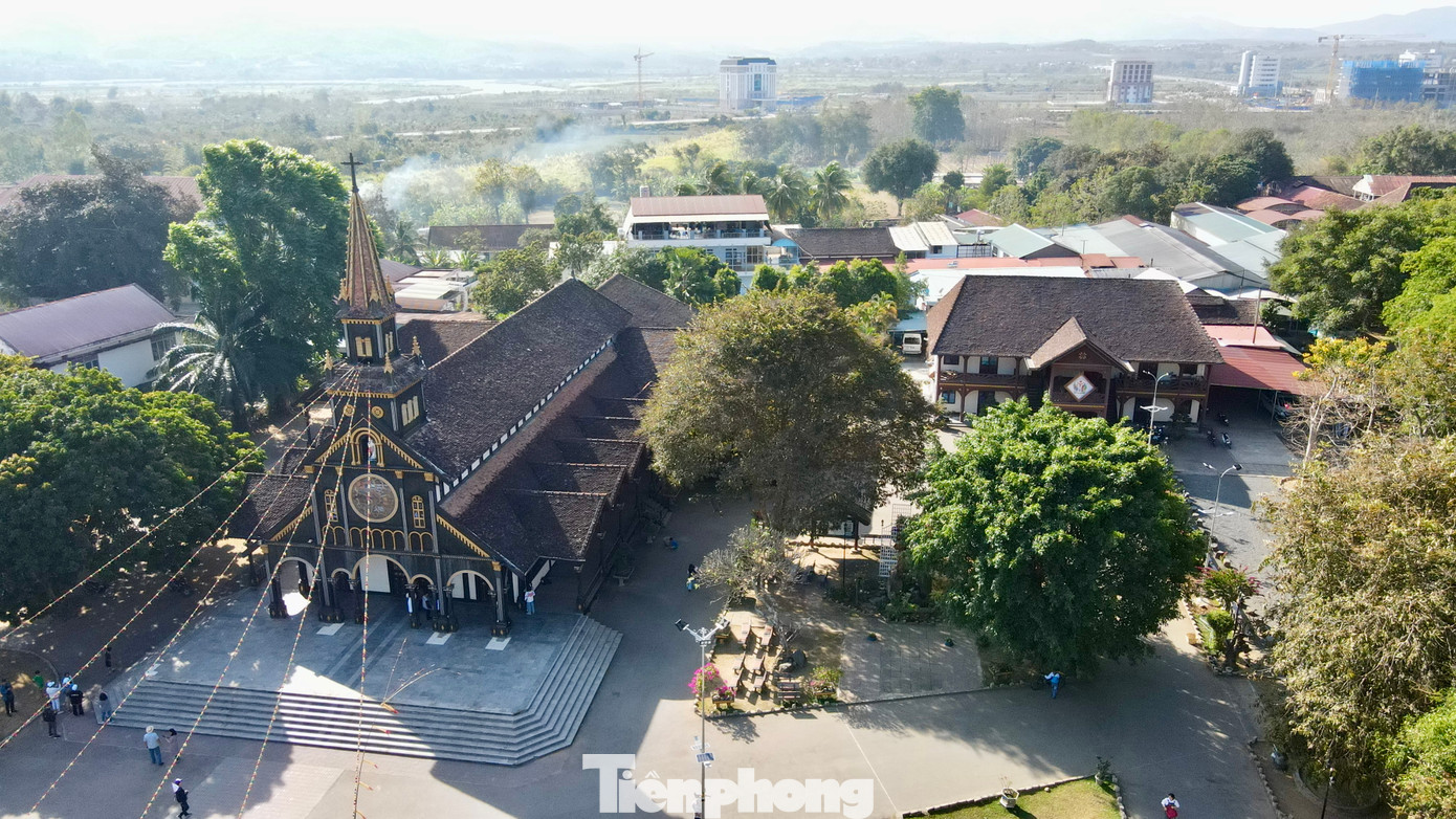 Mặt tiền nhà thờ có một tháp chuông 4 tầng cao 24 m nằm chính giữa, hành lang hai cánh rộng và dài. Bên cạnh đó các mái nhô cao, dốc như mái nhà rông của người Ba Na được đỡ chắc chắn bằng hàng cột gỗ tròn. Ảnh: Khả Hưng.