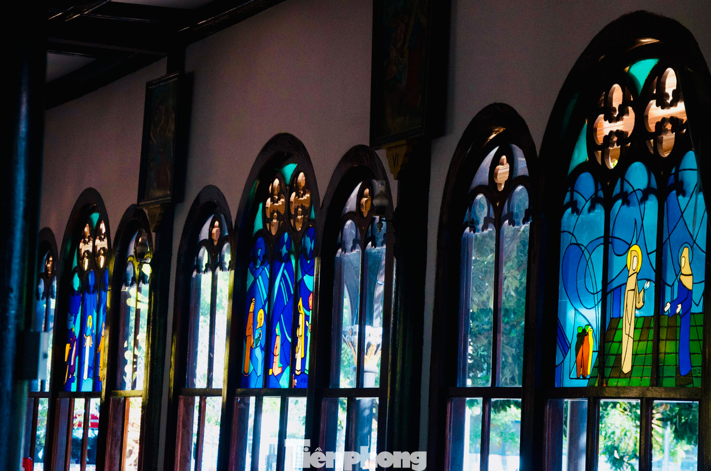 Thánh đường có nhiều khung cửa kính màu vẽ các điển tích trong kinh thánh, có tác dụng lấy ánh sáng vừa tạo thêm vẻ rực rỡ, tráng lệ cho giáo đường.