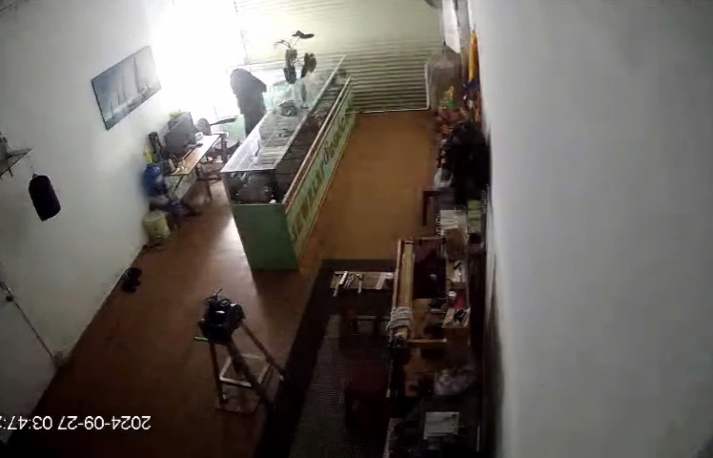 Phát hiện camera, người này nhanh chóng tháo bỏ rồi ngắt kết nối internet trong tiệm