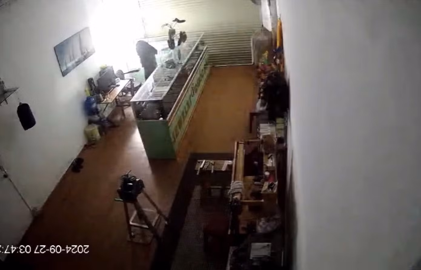 Phát hiện camera, người này nhanh chóng tháo bỏ rồi ngắt kết nối internet trong tiệm