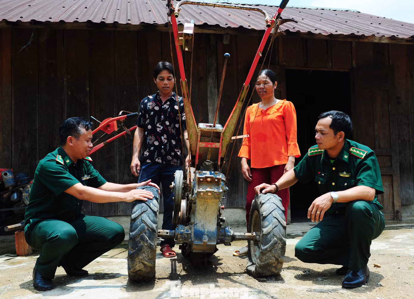 Bộ đội Biên phòng Kon Tum giúp người dân vận hành, sử dụng và bảo quản máy móc phục vụ cho nông nghiệp.