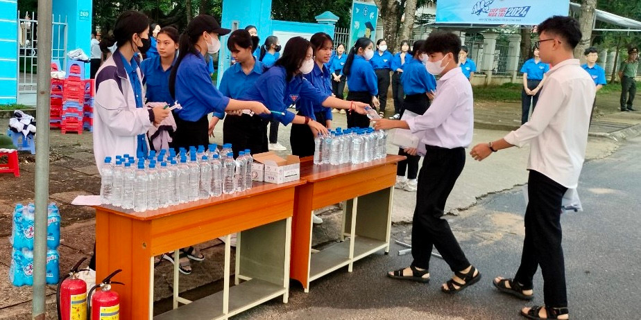 Các cấp bộ Đoàn toàn tỉnh đã thành lập 36 đội hình, với gần 1.000 tình nguyện viên triển khai tại 12 điểm thi để kịp hỗ trợ các thí sinh.