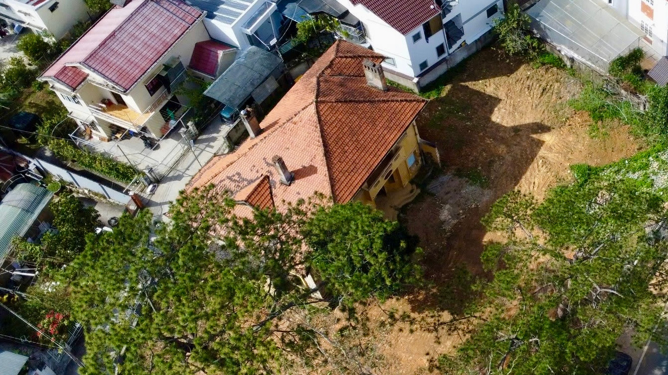 Các biệt thự trên được xây dựng trước năm 1975, mang đậm dấu ấn kiến trúc Pháp, có giá trị văn hóa và lịch sử đặc biệt.