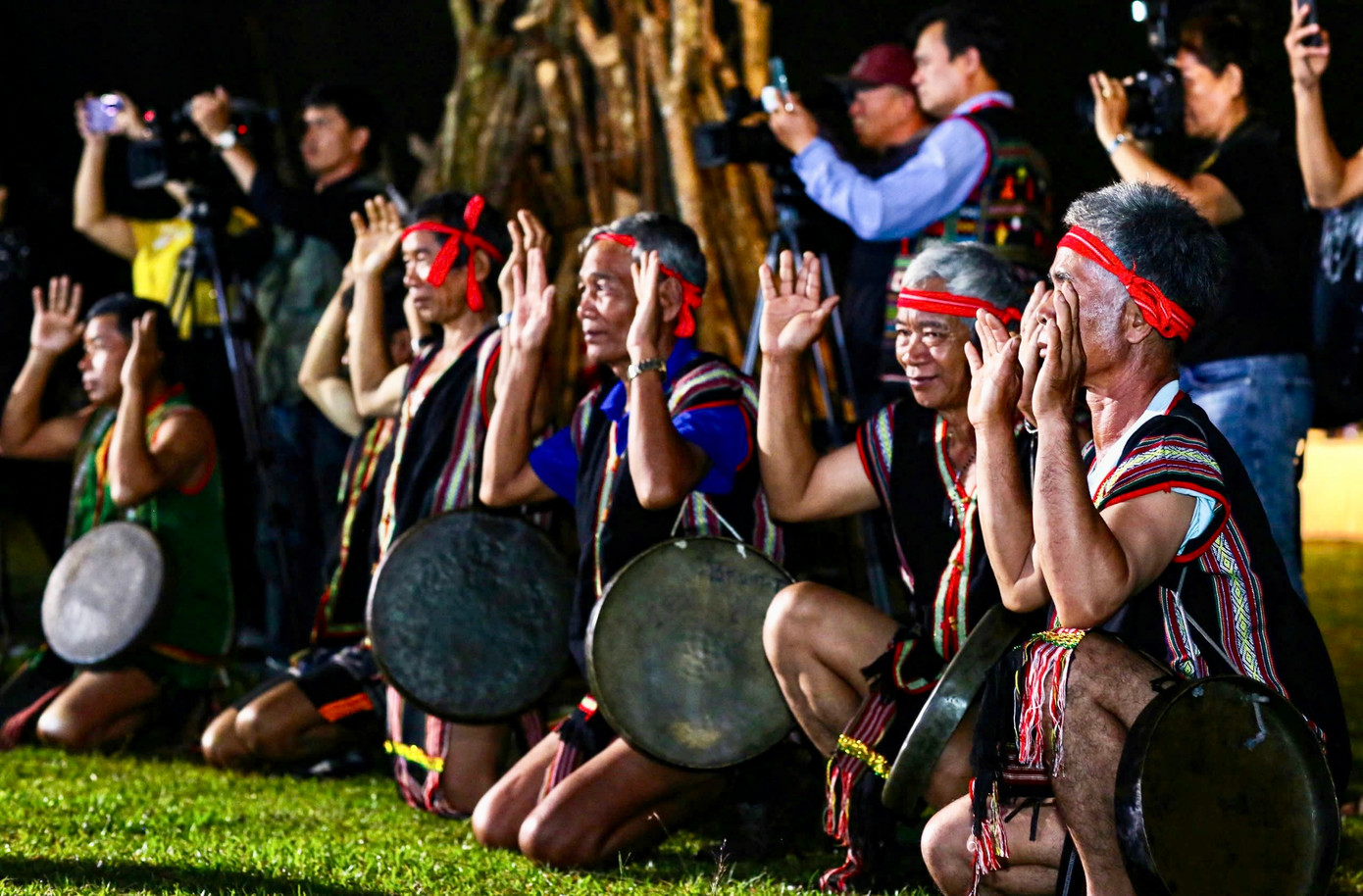 Họa tiết thổ cẩm không chỉ mang đậm dấu ấn văn hóa dân tộc, mà mỗi hoa văn còn là câu chuyện về phong tục và tín ngưỡng.