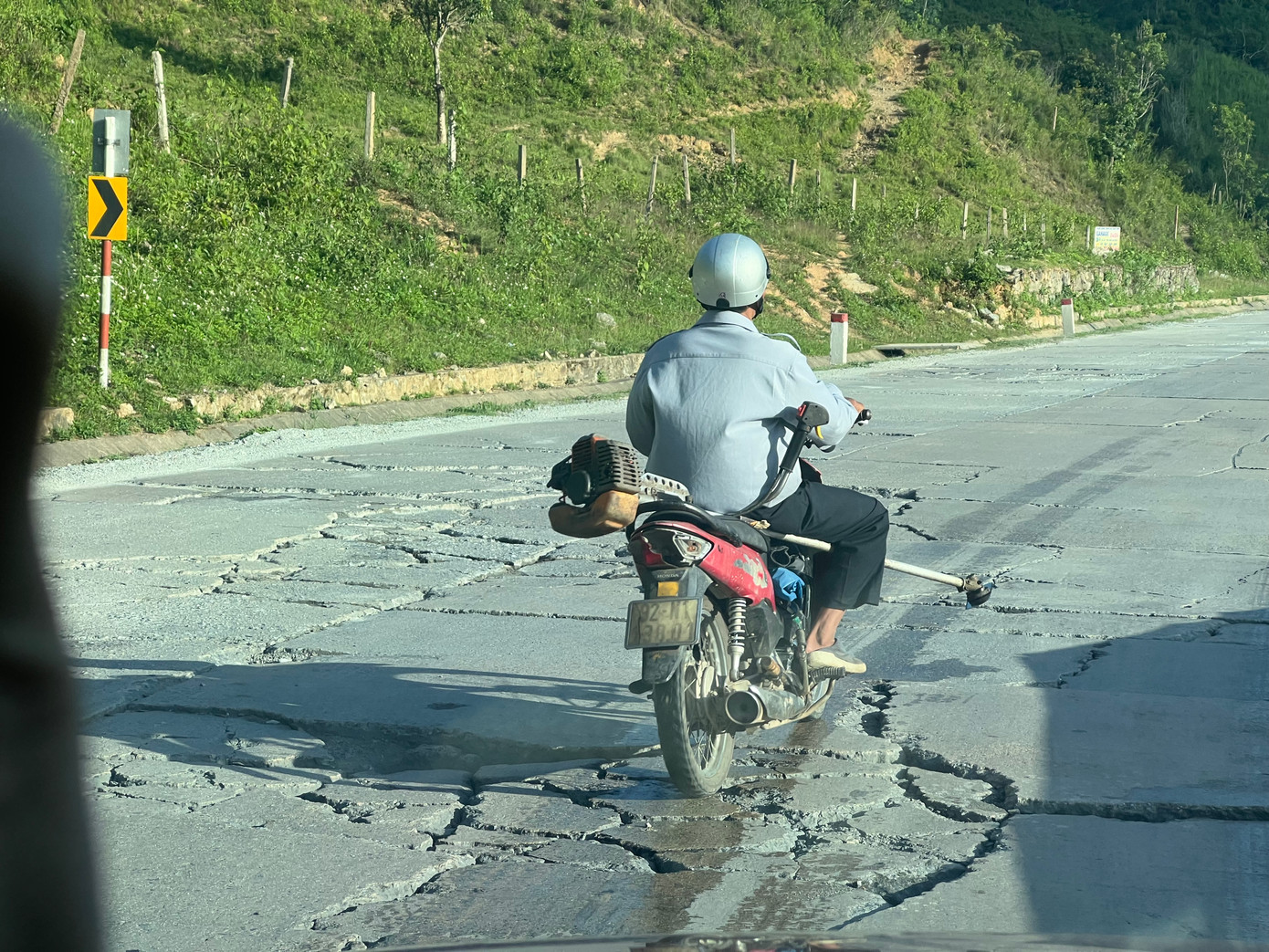Vết nứt dài, lún sâu trên đèo Lò Xo Vết nứt dài, lún sâu trên đèo Lò Xo