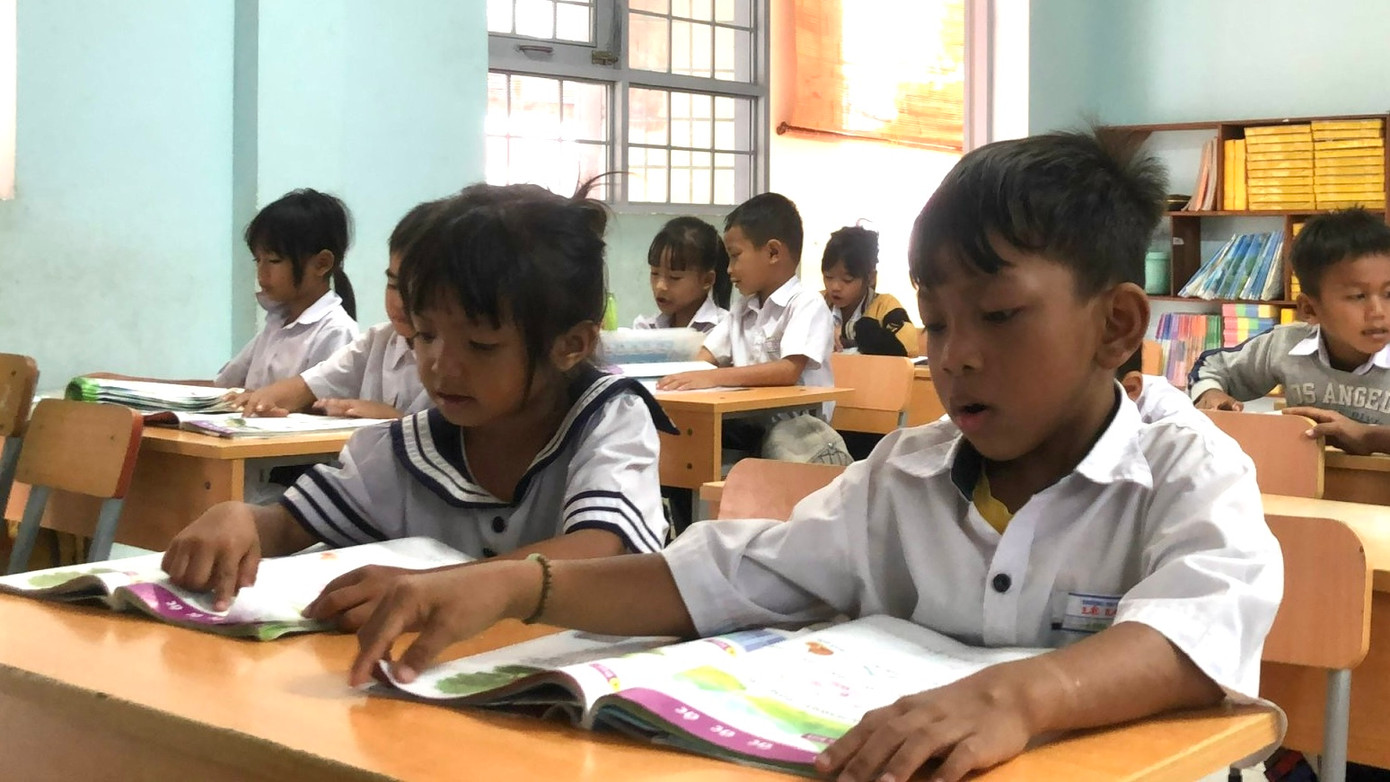 Đôi bạn thân cùng tiến A Đinh (phải), Y Juyên (trái). Đôi bạn thân cùng tiến A Đinh (phải), Y Juyên (trái).