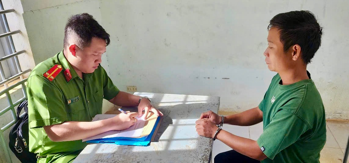 Cơ quan công an làm việc với hai đối tượng. Cơ quan công an làm việc với hai đối tượng.