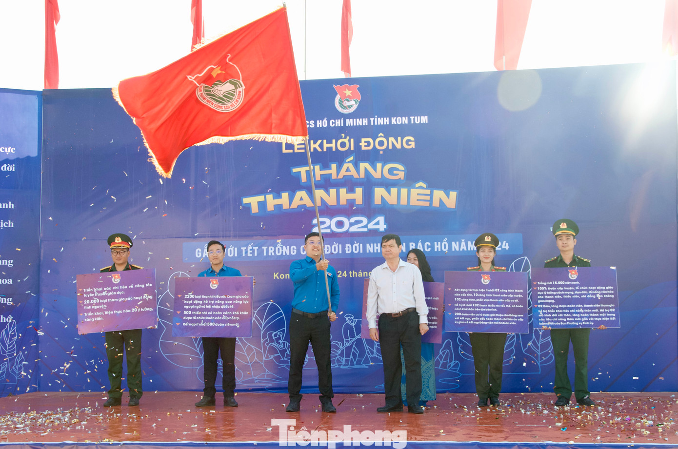Ông Nguyễn Hữu Tháp - Phó Chủ tịch UBND tỉnh Kon Tum trao cờ và bảng chỉ tiêu triển khai công tác Đoàn và phong trào thanh niên trong Tháng Thanh niên 2024.
