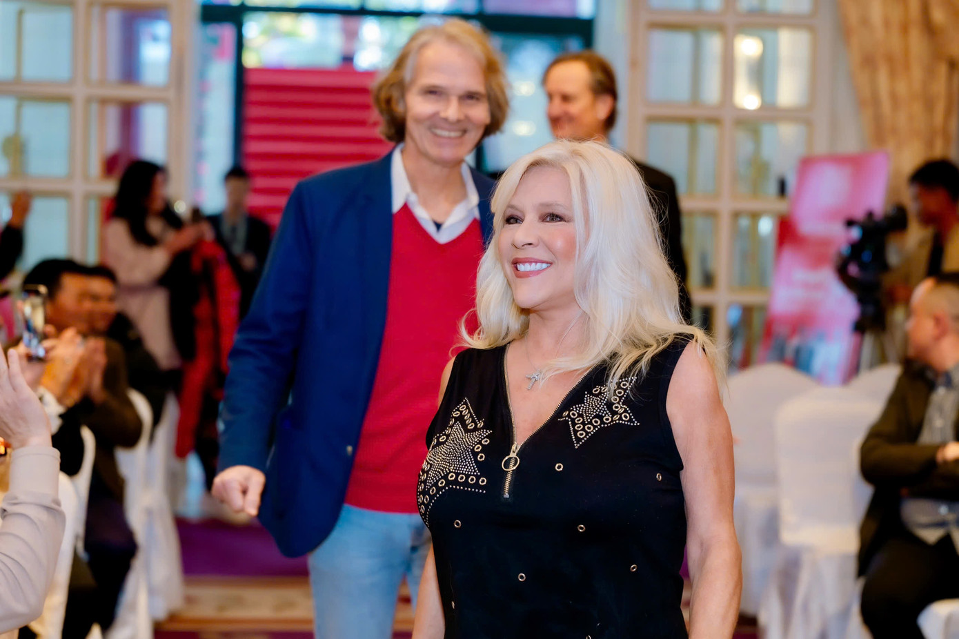 Nữ ca sĩ Samantha Fox bày tỏ niềm vui, hạnh phúc khi lần đầu đến Việt Nam biểu diễn. Nữ ca sĩ Samantha Fox bày tỏ niềm vui, hạnh phúc khi lần đầu đến Việt Nam biểu diễn.