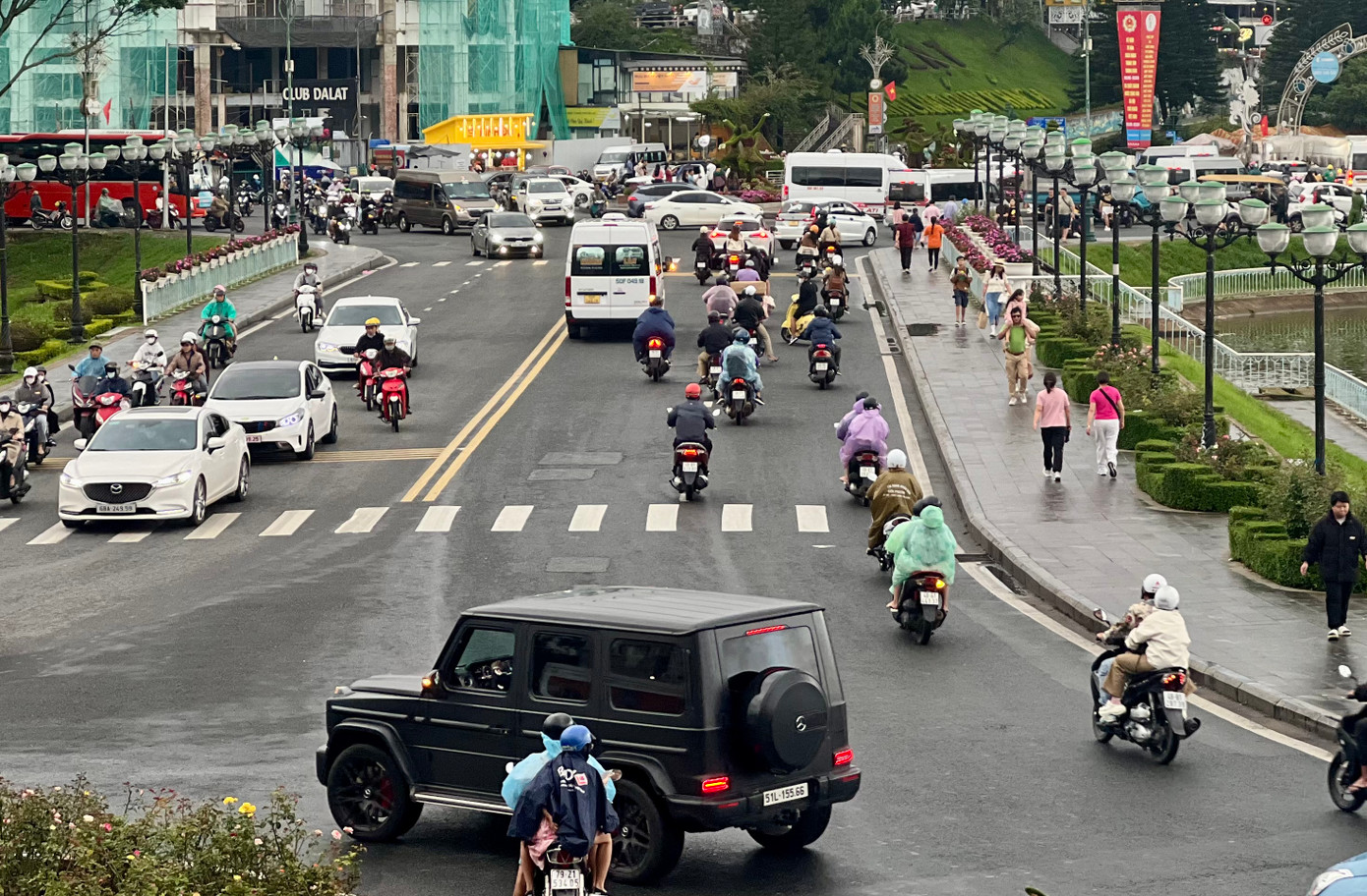 Theo ghi nhận của PV, vào 17h ngày 1/9, nhiều tuyến đường trên địa bàn thành phố Đà Lạt (Lâm Đồng) đã bắt đầu nhộn nhịp du khách, phương tiện.