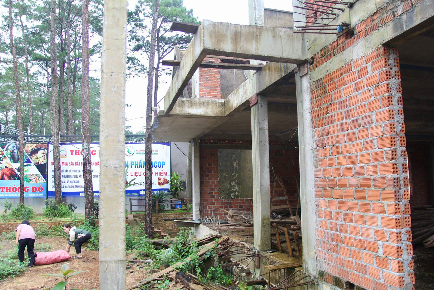 Theo ông Lê Thành Diễn, Trưởng phòng TN&MT huyện Kon Plông, việc thu hồi, xử lý đối với 26 biệt thự (trong tổng số 39 trường hợp) xây dựng trái quy định của pháp luật gặp nhiều khó khăn, do yếu tố lịch sử để lại qua các thời kỳ.