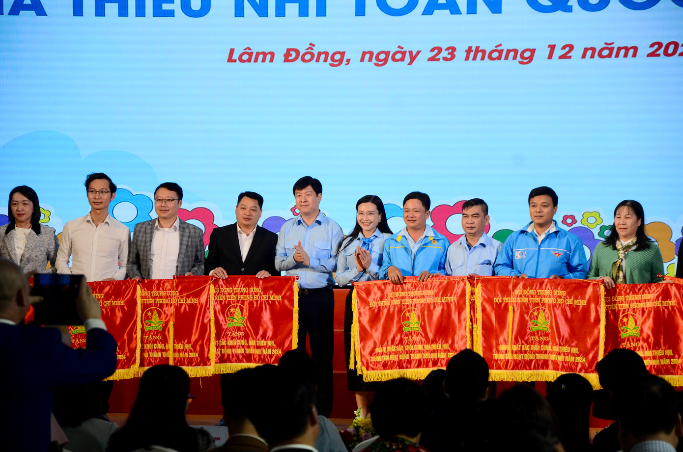 Trao tặng Bằng khen, cờ thi đua và học bổng cho các đơn vị, cá nhân trong hệ thống Nhà thiếu nhi. Trao tặng Bằng khen, cờ thi đua và học bổng cho các đơn vị, cá nhân trong hệ thống Nhà thiếu nhi.