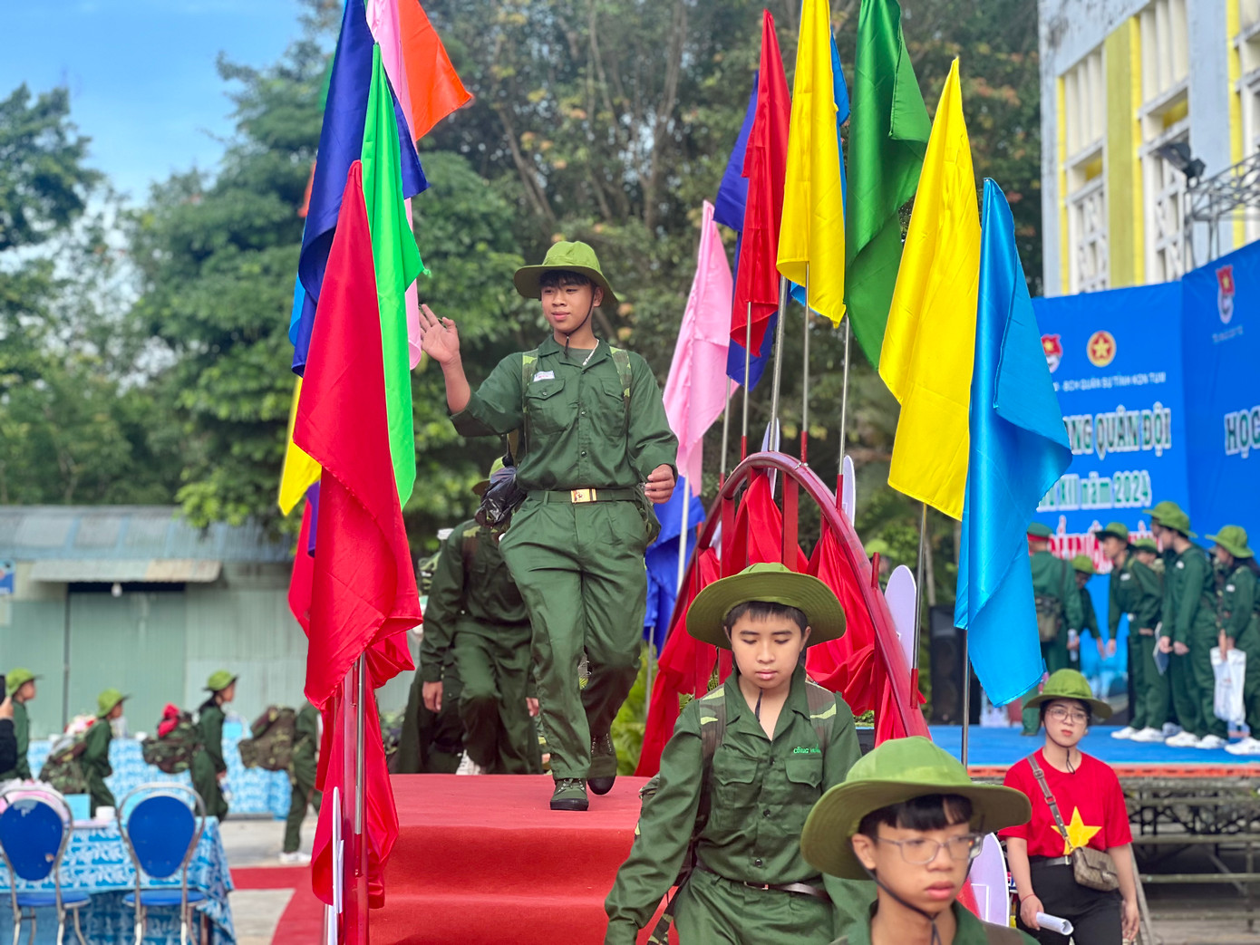 Các em học sinh bước qua cầu vinh quang