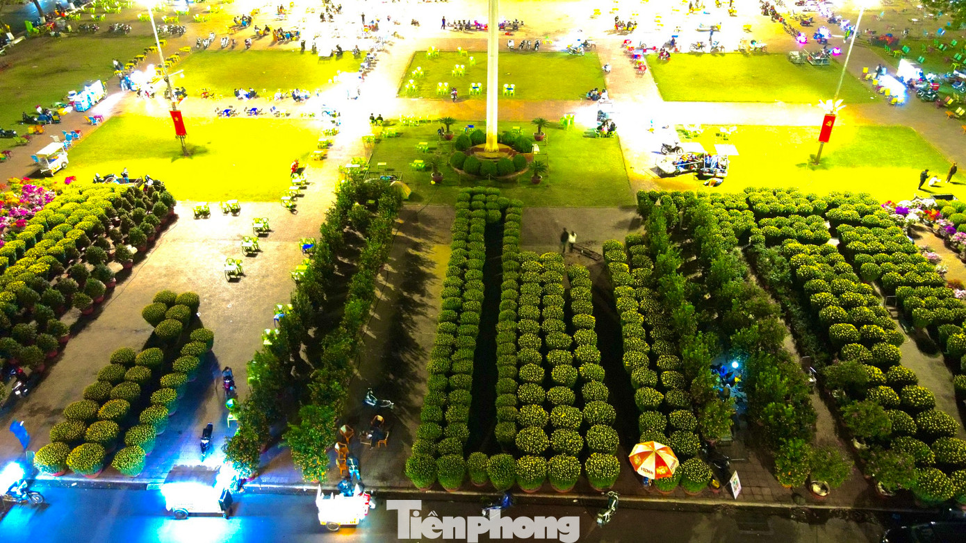 Một góc chợ hoa ở Quảng trường 10-3