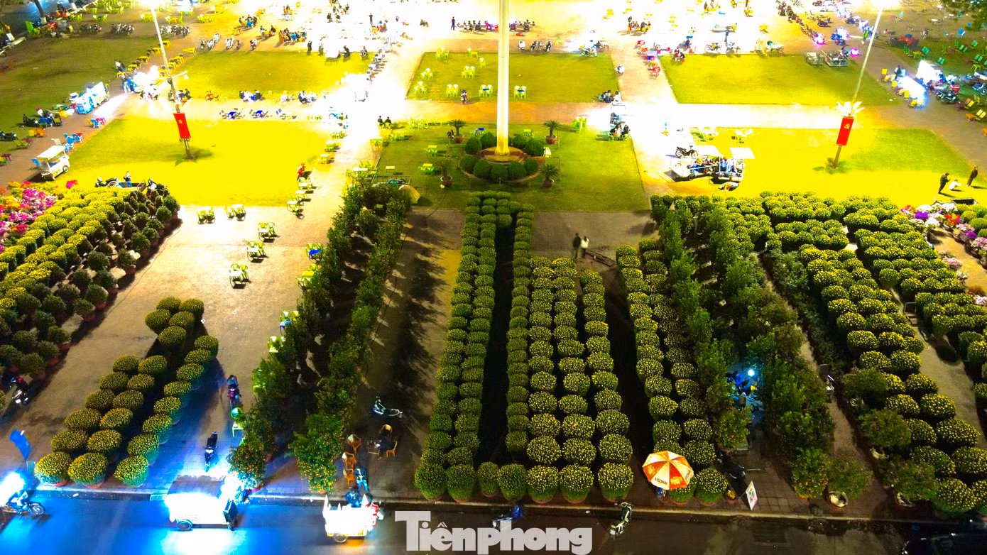 Một góc chợ hoa ở Quảng trường 10-3