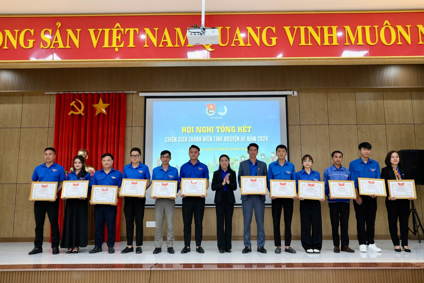 Phó Bí thư tỉnh Đoàn Trần Diệp Mỹ Dung trao bằng khen cho các tập thể, cá nhân có thành tích xuất sắc Phó Bí thư tỉnh Đoàn Trần Diệp Mỹ Dung trao bằng khen cho các tập thể, cá nhân có thành tích xuất sắc