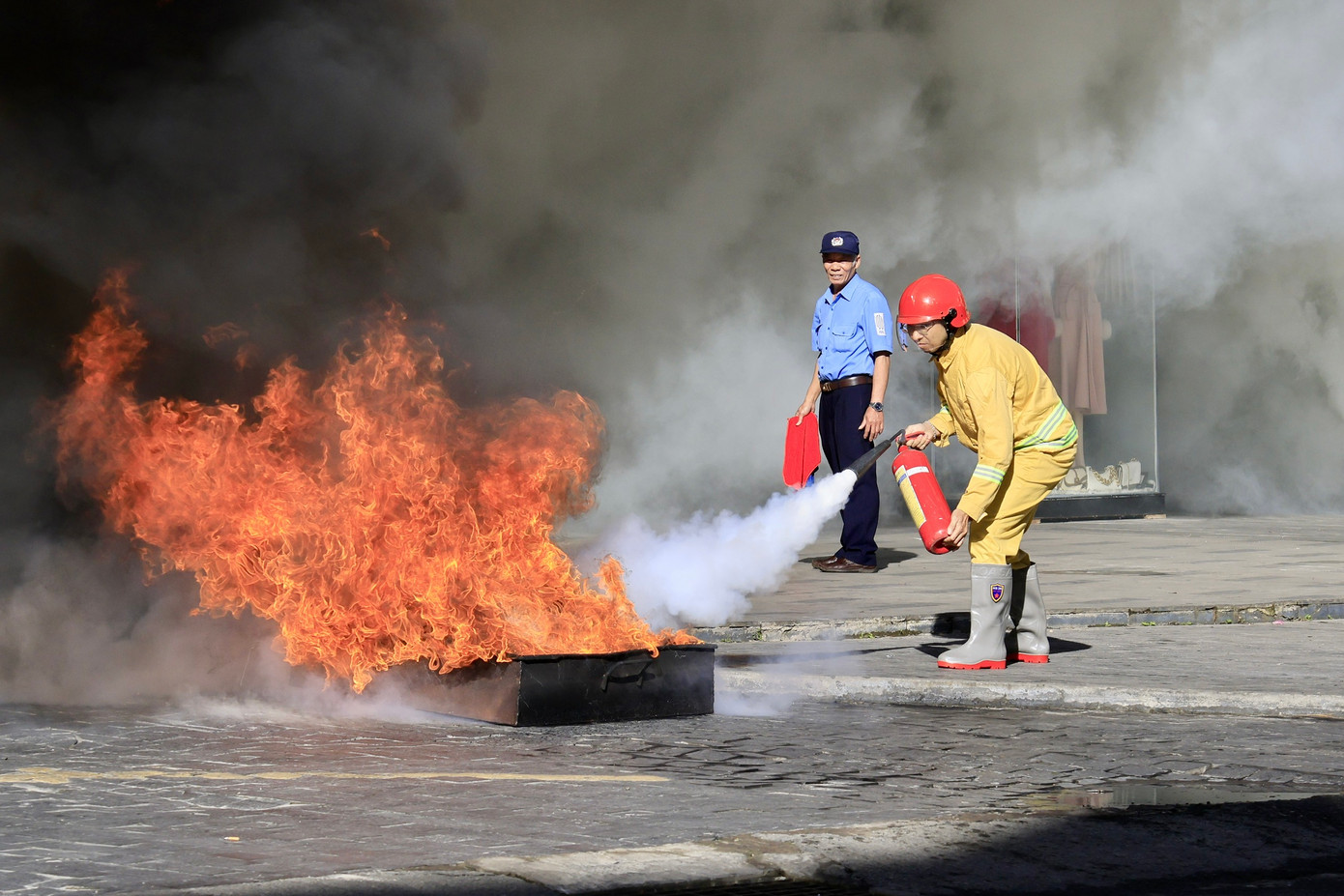 Do cháy xảy ra vào buổi trưa, đám cháy phát triển bên trong nhà khiến lực lượng bảo vệ, người dân xung quanh phát hiện muộn. Đám cháy nhanh chóng lan lên tầng 2 và tầng 3 khu trung tâm thương mại và lan xuống khu vực tầng hầm của chợ.