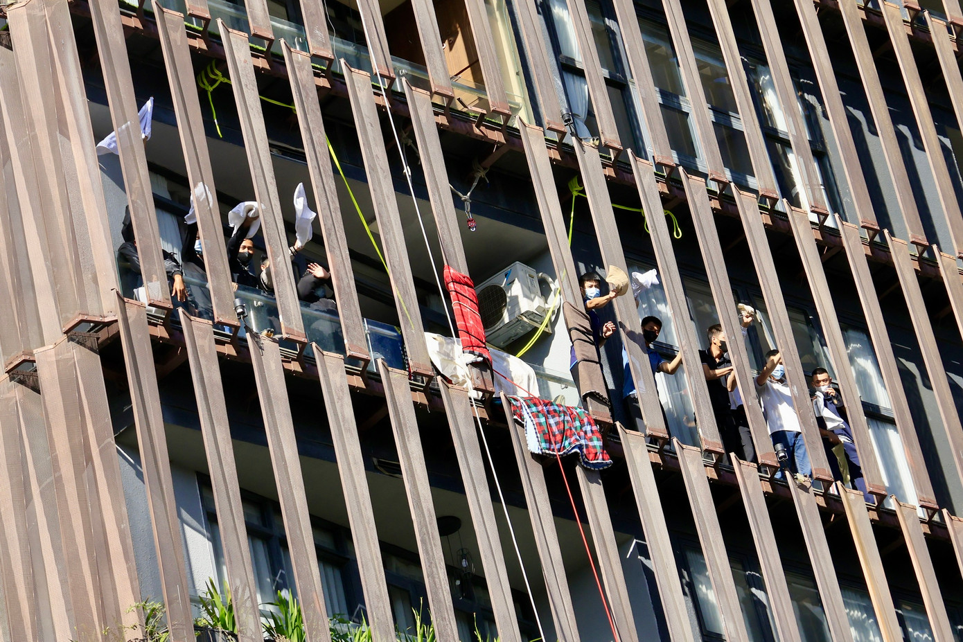 Khi lửa bao trùm trên các tầng của Tòa nhà có khoảng 40 người mắc kẹt do khói không tìm ra lối thoát. Khi phát hiện hỏa hoạn, lực lượng PCCC tại chỗ đã nhanh chóng báo động khẩn cấp, gọi 114 để báo cháy; triển khai phương án chữa cháy tại chỗ, tiến hành đưa người và di chuyển tài sản ra khỏi khu vực cháy.