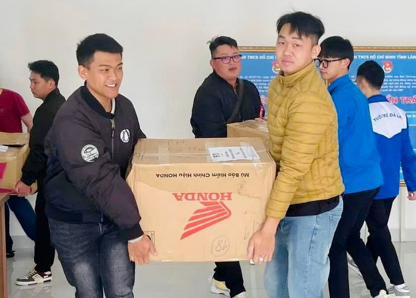Sáng 25/10, hàng chục đoàn viên thanh niên đã góp sức bốc các thùng hàng chứa đồ dùng học tập lên xe chở đi tỉnh Tuyên Quang. Sáng 25/10, hàng chục đoàn viên thanh niên đã góp sức bốc các thùng hàng chứa đồ dùng học tập lên xe chở đi tỉnh Tuyên Quang.