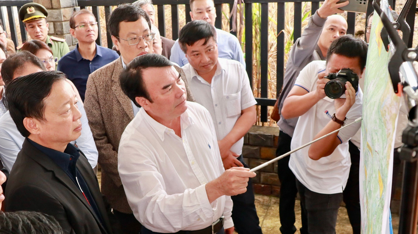 Phó Thủ tướng Trần Hồng Hà xem bản đồ nút giao thông Tân Hội