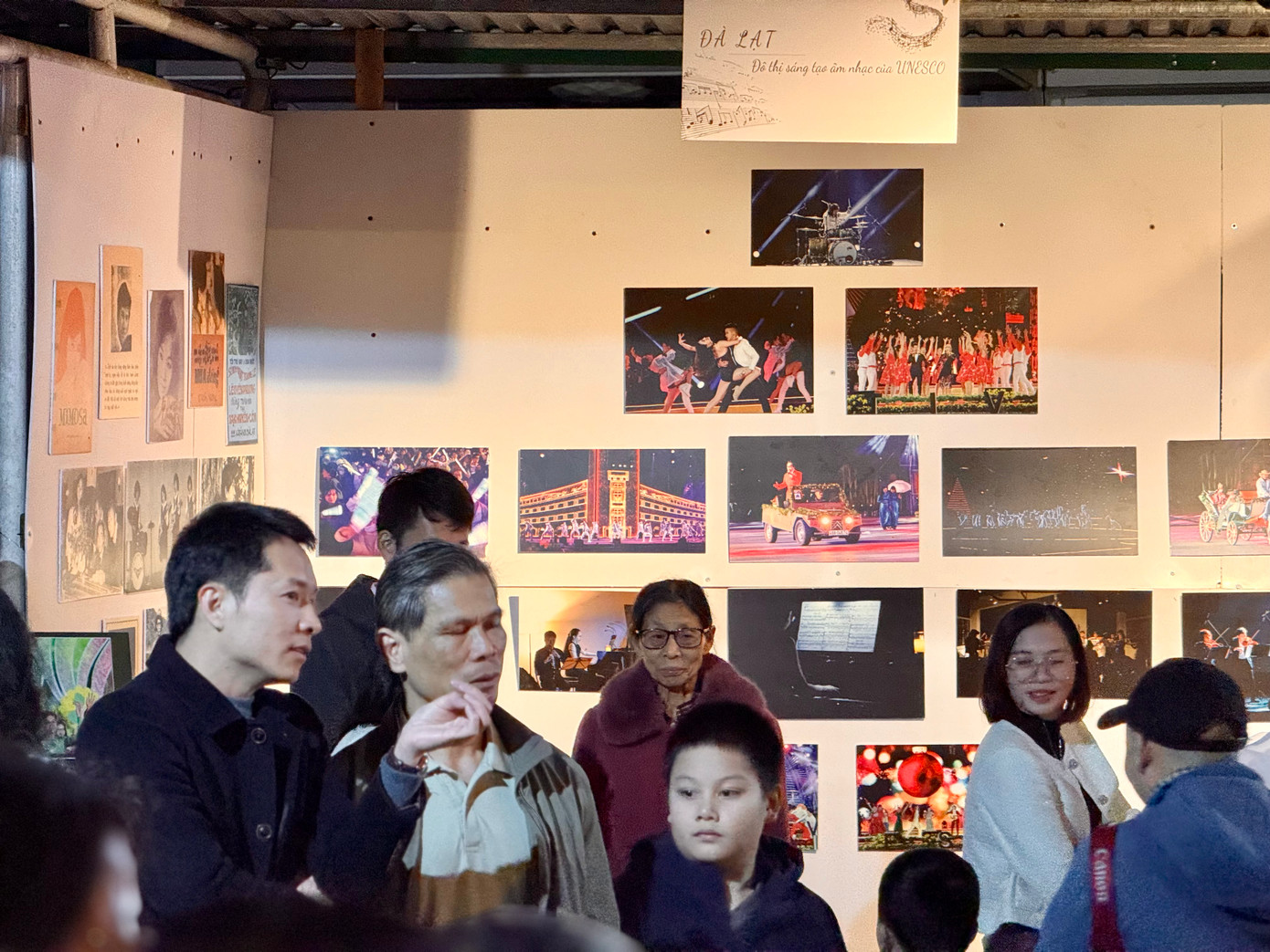 Tối 7/12, tại TP Đà Lạt (Lâm Đồng) đã khai mạc triển lãm ảnh nghệ thuật Những sắc màu thành phố ngàn hoa. Đây là một trong những chương trình hưởng ứng Festival hoa Đà Lạt lần thứ 10 - năm 2024.