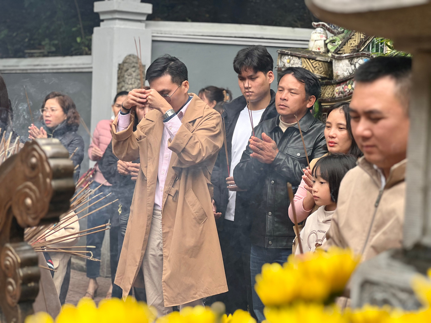 Giới trẻ thắp hương cầu nguyện sức khoẻ, bình an, hạnh phúc cho gia đình. Ảnh: Thái Lâm.