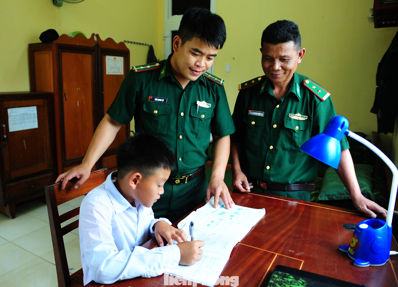 Chiến sỹ Đồn Biên phòng Đăk Blô nhận nuôi em A Xử, thôn Bung Tôn, xã Đăk Blô (huyện Đăk Glei) trong mô hình Con nuôi Đồn Biên phòng.