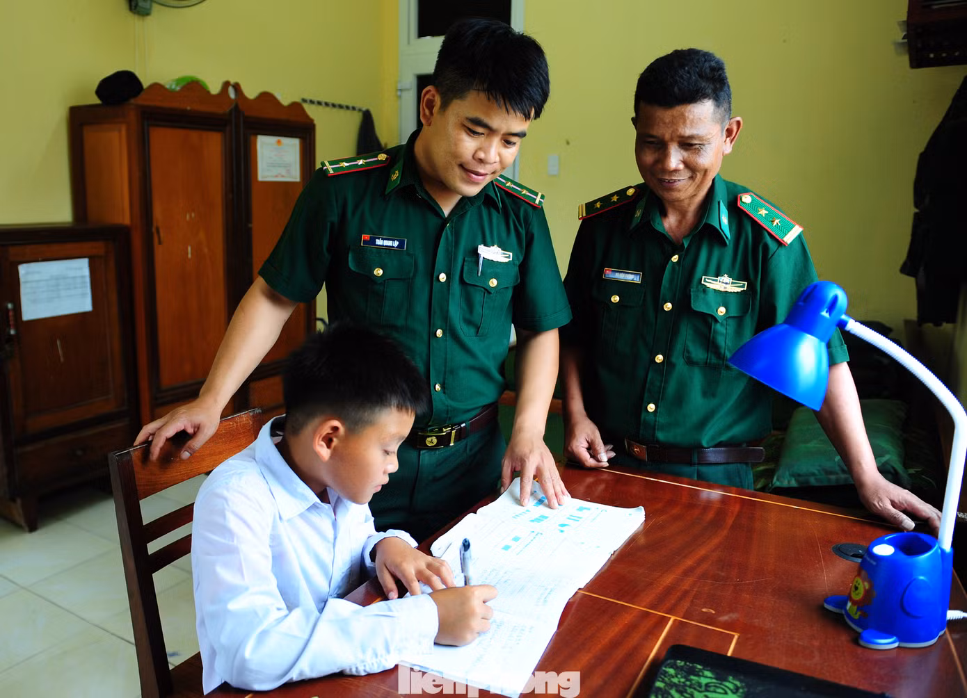 Chiến sỹ Đồn Biên phòng Đăk Blô nhận nuôi em A Xử, thôn Bung Tôn, xã Đăk Blô (huyện Đăk Glei) trong mô hình Con nuôi Đồn Biên phòng.