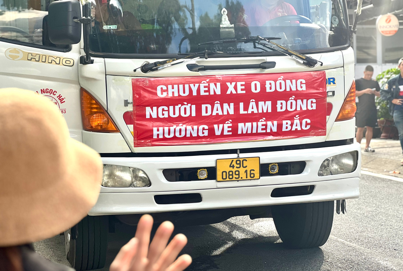 Theo một người dân tại điểm tiếp nhận hỗ trợ, từ trưa 10/9 đến chiều nay, điểm tiếp nhận hỗ trợ đã gom, chở đi hàng chục tấn nhu yếu phẩm ra các tỉnh, thành phố phía Bắc để hỗ trợ.