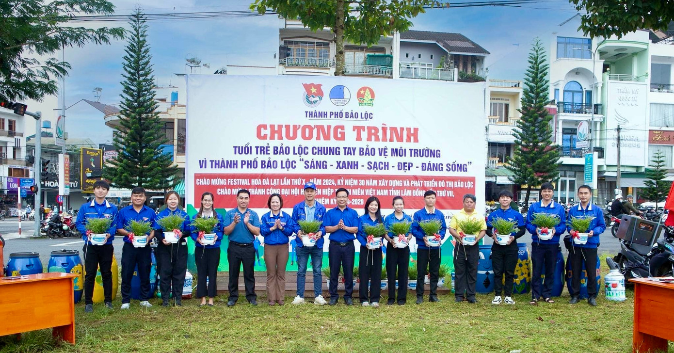Ngày 10/11, Thành Đoàn Bảo Lộc (Lâm Đồng) phối hợp Cty CP Công trình Đô thị Bảo Lộc tổ chức phát động ra quân tổng vệ sinh môi trường chào mừng Festival Hoa Đà Lạt năm 2024, gắn với các hoạt động kỷ niệm 30 năm xây dựng và phát triển đô thị Bảo Lộc.
