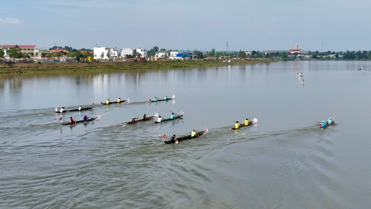 Những năm gần đây, loại hình đua thuyền độc mộc được tỉnh Kon Tum đánh giá có tiềm năng lớn đối với phát triển du lịch; nhất là du lịch cộng đồng.