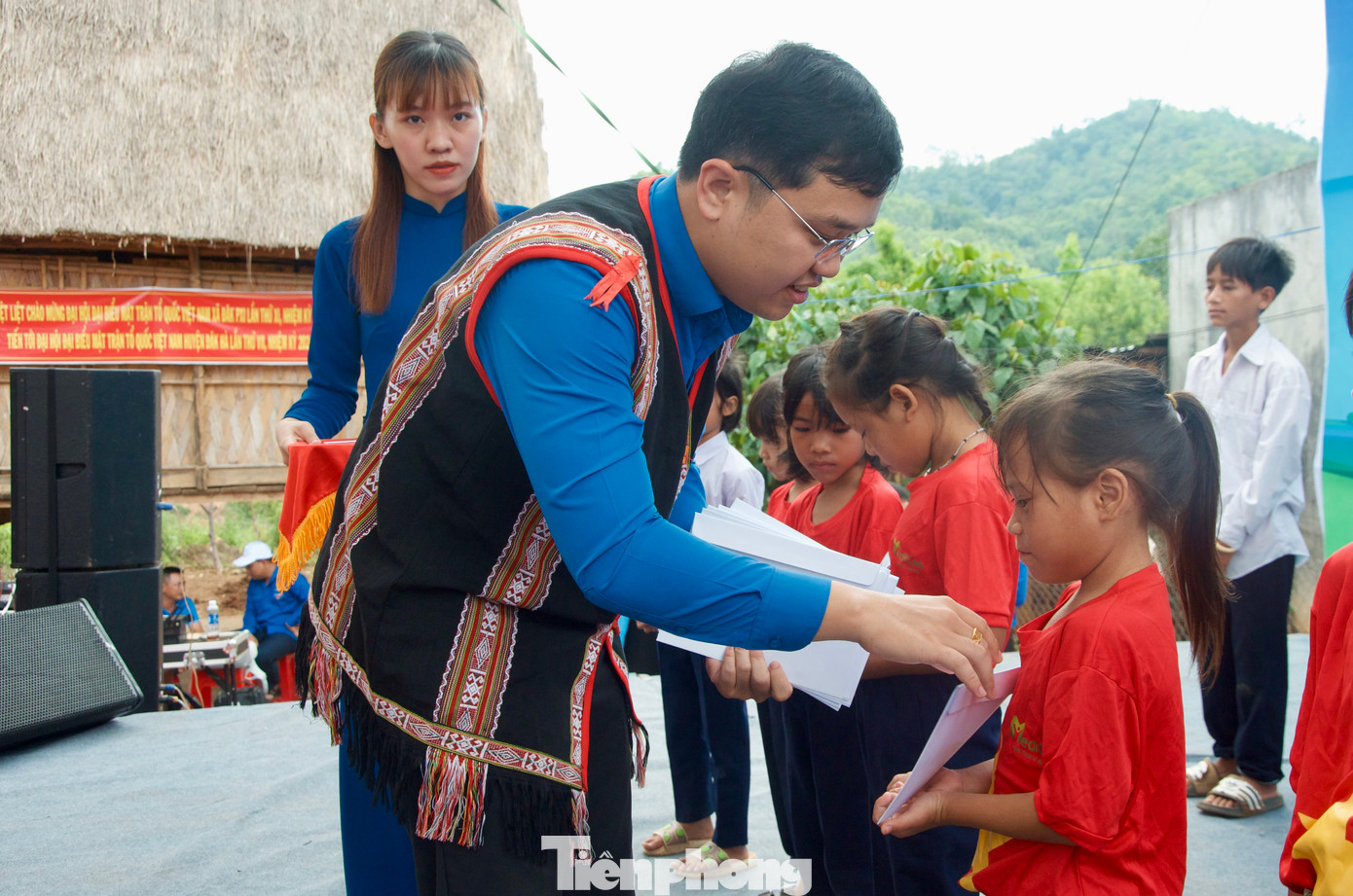 Thư ký Bí thư thứ nhất T.Ư Đoàn và Phó Bí Tỉnh Đoàn Kon Tum trao tặng quà đến các em thiếu nhi