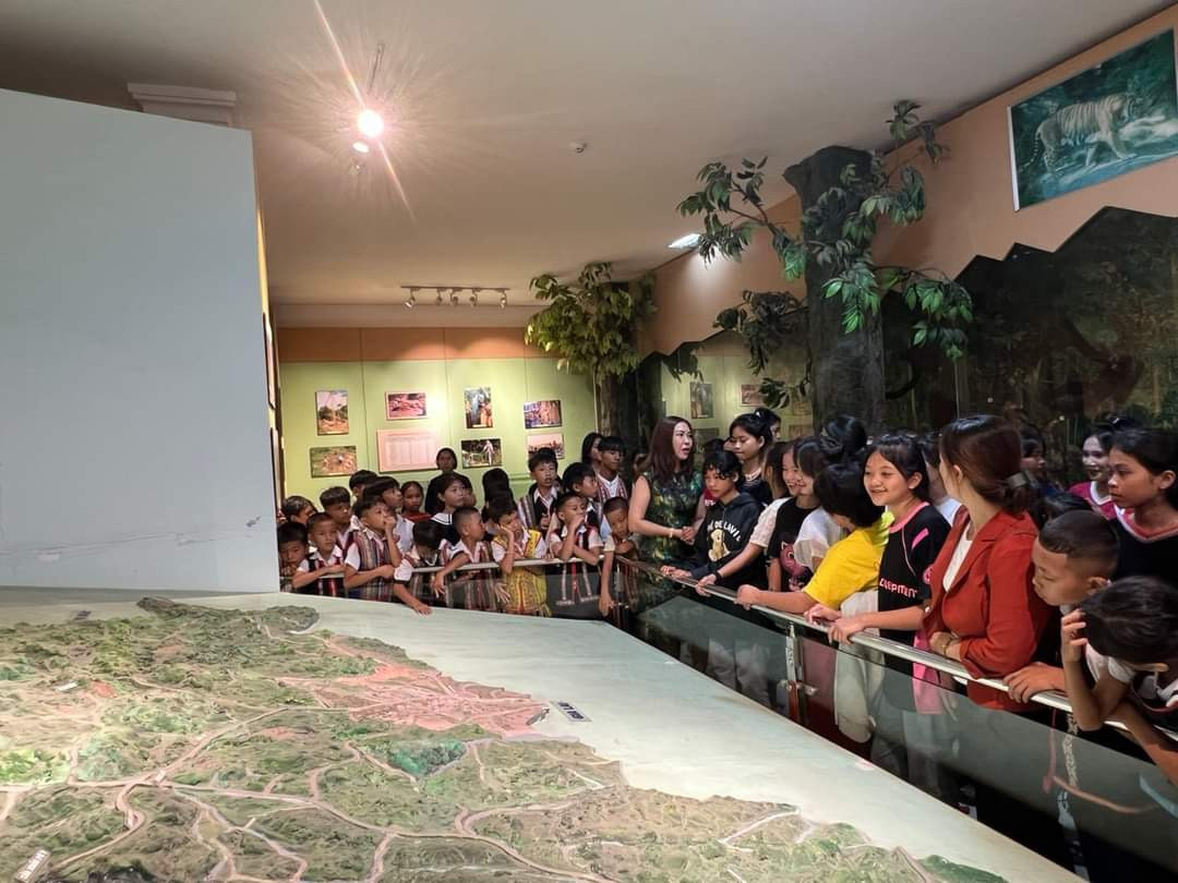 Thanh thiếu nhi tham quan Bảo tàng Kon Tum