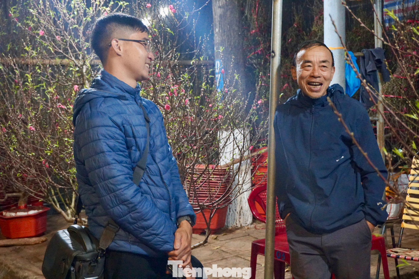 Tỉ mẩn dọn hoa, cây cảnh vào bên trong khi đồng hồ đã điểm sang ngày mới, ông Nguyễn Đức Hạnh (61 tuổi, Ninh Bình) hướng ánh mắt theo ánh đèn xe lưu thông trên đường Trường Chinh, mong chờ những vị khách muộn lúc nửa đêm… Theo ông Hạnh đây là lần đầu ông đặt chân đến TP Buôn Ma Thuột (Đắk Lắk) buôn bán hoa Tết.