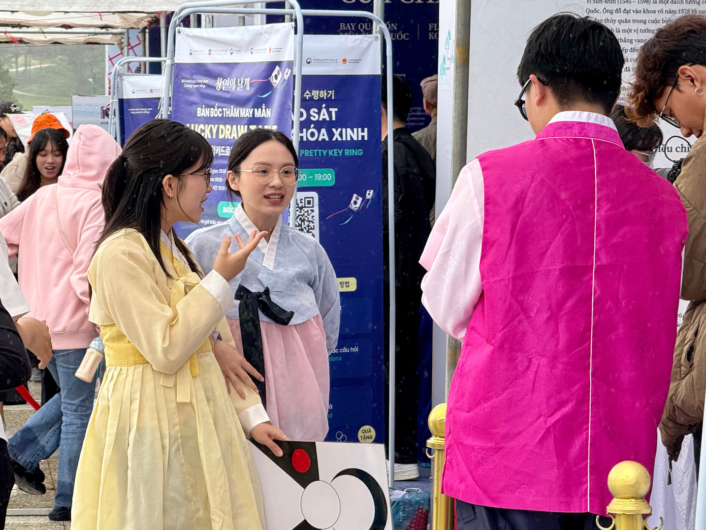 Ngày văn hóa Hàn Quốc năm nay do Trung tâm Văn hóa Hàn Quốc cùng Sở Văn hó - Thể thao và Du lịch (VH-TT&amp;DL) Lâm Đồng tổ chức. Đây là chương trình đồng hành cùng Festival hoa Đà Lạt lần thứ 10. Trong ảnh: Du khách trải nghiệm mặc hanbok trong tiết trời se lạnh.