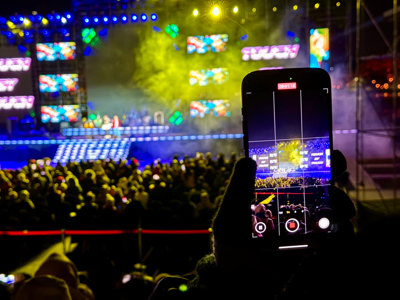 Khán giả lưu lại khoảnh khắc