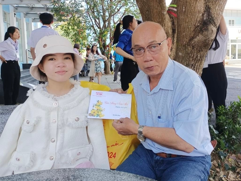 Bác sĩ Tiến trao tặng học bổng cho các em học sinh nghèo hiếu học. Bác sĩ Tiến trao tặng học bổng cho các em học sinh nghèo hiếu học.